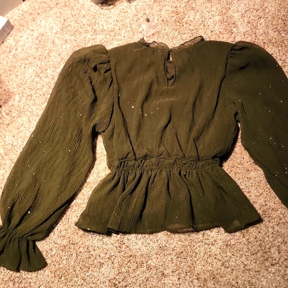3/$30 NWT green blouse with keyhole back - Picture 3 of 3